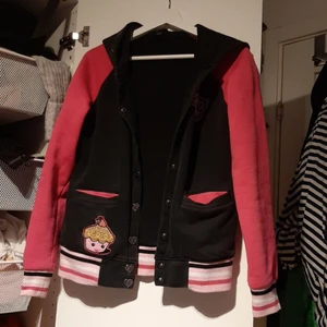 Emo hoodie - Lite oversized emohoodie med gulliga cupcakes på, säljer då det inte är min stil längre :)