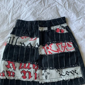 Ripped kjol - Säljer den här hetingen från Jaded då den inte är min stil. Aldrig använd, med lapparna kvar 🐝❤️