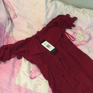 Fin vinröd balklänning  - Helt oanvänd balklänning i vinrött med en slit vid benet. Väldigt fint material, och inte alls see through. Den passar perfekt längsmässigt för mig som är 165 cm, men är man kortare går det bra med klackar till, eller om man vill att det ska släpa lite. 