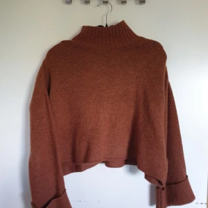Stickad croppad polo - Bra skick, nästan aldrig använd. Sitter bra på både S & M beroende på hur man vill att den ska sitta.