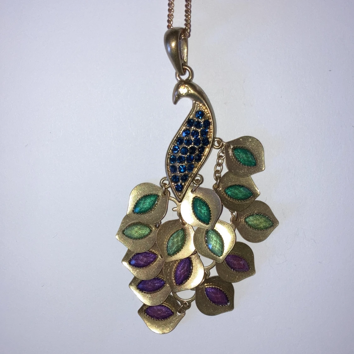 Bijouterier halsband med påfågel liknande detaljer. - 90