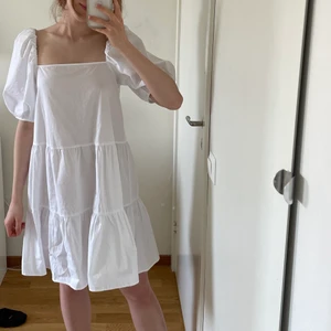 Vit sommarklänning från h&m  - Vit klänning med puffärmar från h&m, strl S. Perfekt strandklänning! Knappt använd, som ny 💘 Frakt (spårbart) på 50kr tillkommer