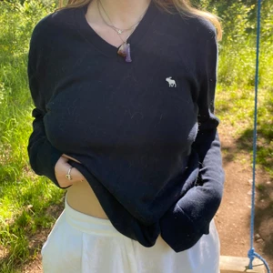 Tjocktröja - Cool tjocktröja från abercrombie & fitch, passar vintage viben! Den är från mans avdelningen.