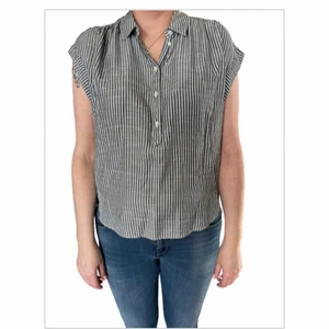 Top - Randig top från HM logg. Stl L. Aldrig använd. Köparen står för frakten.