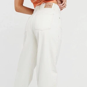 Pepe jeans x Dua lipa - Storlek 24 i midjan och 32 i längd men de är väldigt stora i storleken och kan därför även användas till större storlekar.  