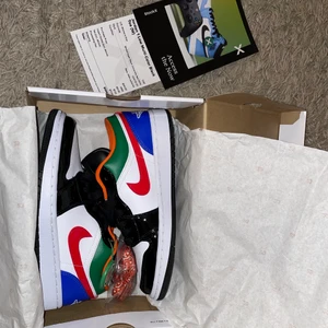 Jordan 1 Low Multi-Color Black Toe - Jordan 1 Low’s som jag beställde från StockX men som tyvärr var för små i storleken. Det är storlek 38,5. Helt i nyskick, aldrig använda. Går absolut att skicka men köparen står för frakten! Oklart vad frakten skulle kosta i nuläget. 2400kr eller högsta bud 😇 Priset går att diskutera vid snabb affär 
