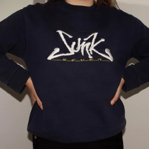 Junk seven sweatshirt strl L - Köpte denna street sweatshirt för ett tag sedan och är endast använd ett fåtal gånger. Bra skick!! Ball men använder inte så ofta så bättre att någon annan har den! Säljaren stör för frakt ❣️