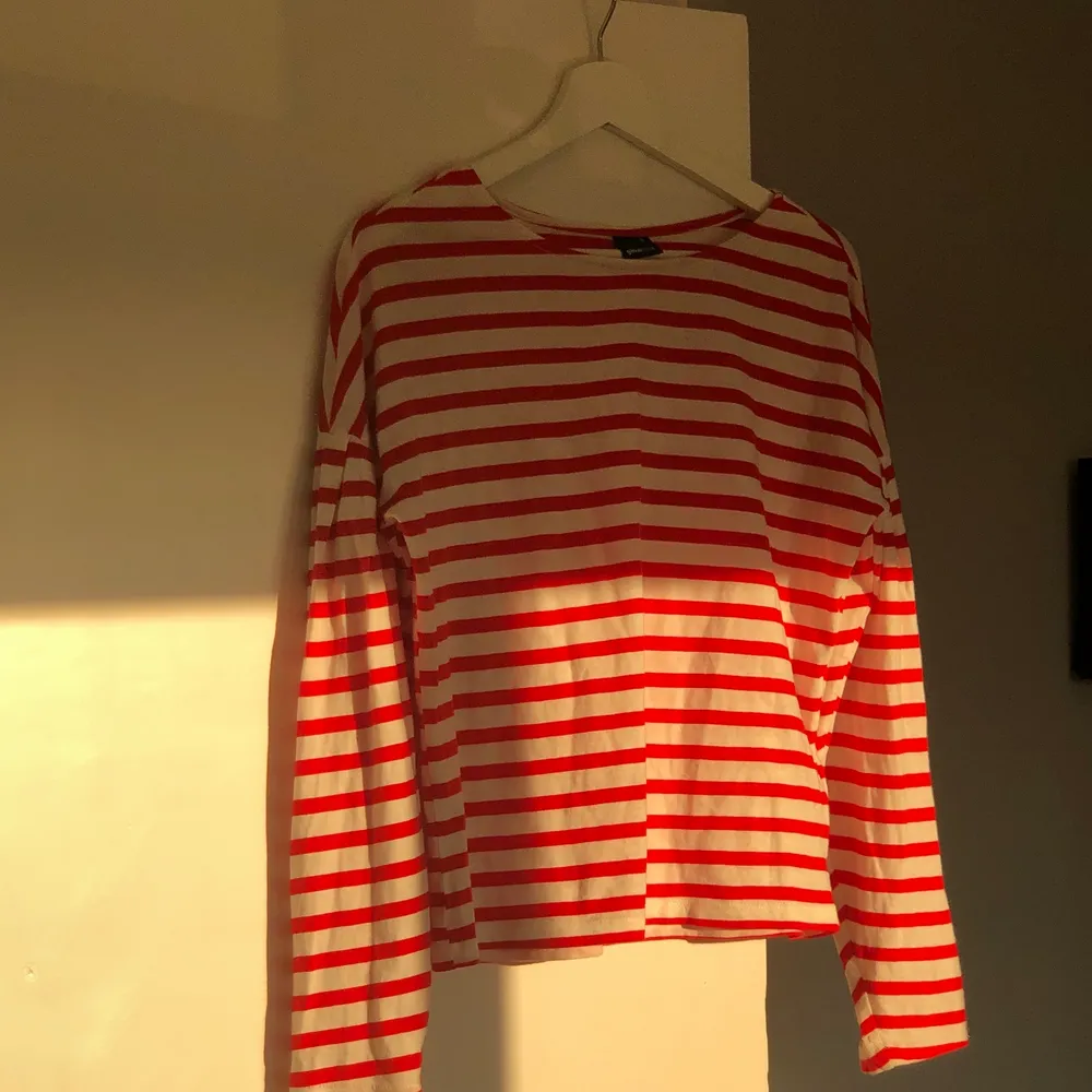Skitsnygg röd randig tröja i storlek S. Aldrig använd. Budgivning om fler är intresserade❤️. Toppar.