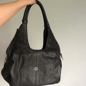 Skinnväska  - Skinnväska, slitage efter använding men väldigt fin! Flera fack inuti. Köpare står för frakt. 