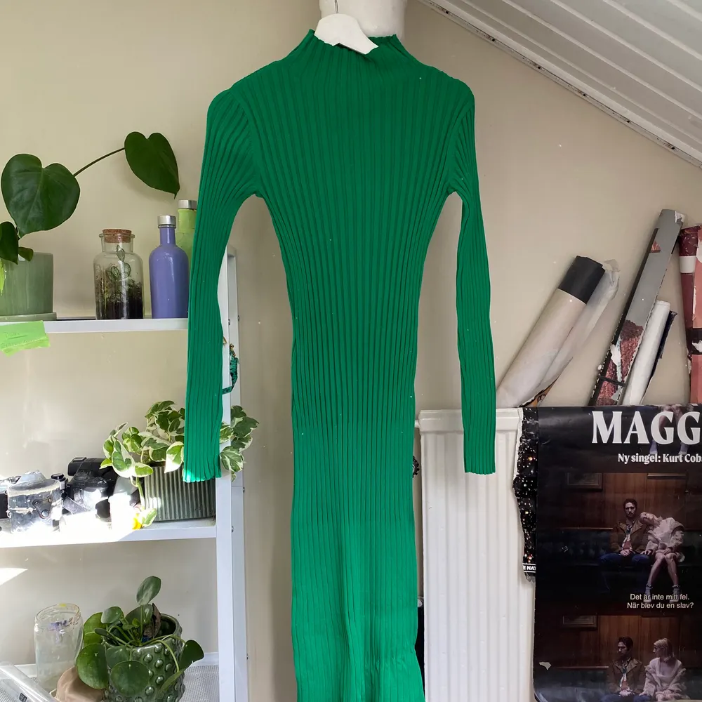 Grön jätteskön långklänning från weekday. Sitter mer åt den åtsittande sidan, har hög krage och väldigt bekvämt (lite tjockare) material. (:. Klänningar.