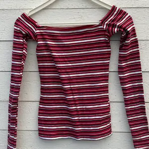Snygg röd/vit/svart randig tröja från Hollistered möjlighet att ha off-shoulder