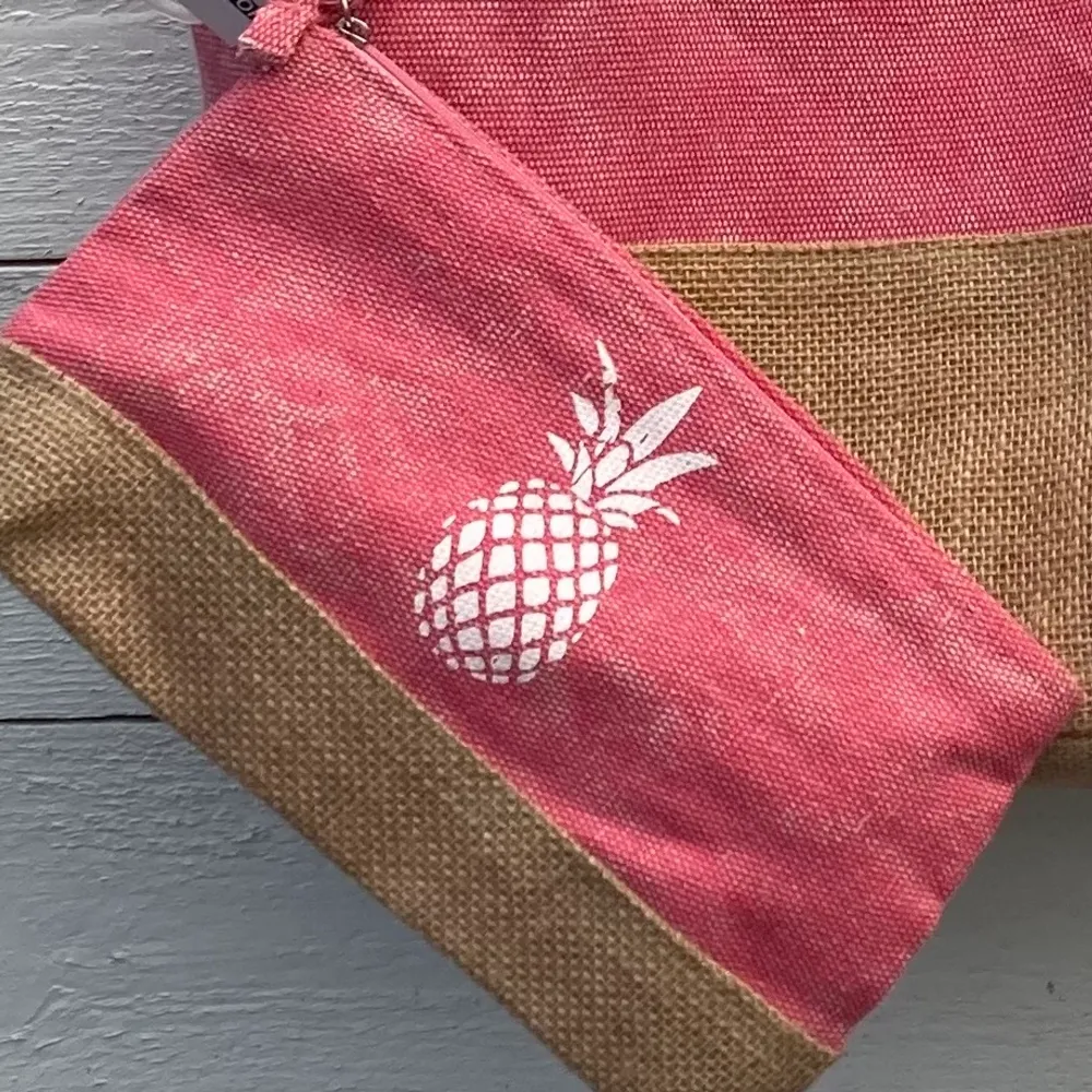 Snygg rosa/beige/krämfärgad strandväska med tillhörande necessär. Trycken är flamingo på väskan och ananas på necessären. Väskor.