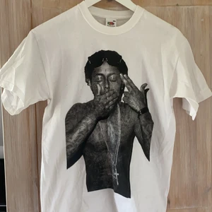 Lil Wayne T-shirt Strl S  - Basic vit t-shirt med Lil Wayne-tryck. Strl S och använd fåtal gånger. Möts upp i Malmö eller fraktas 