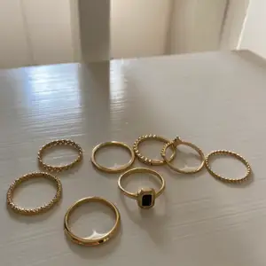 Ursprungspris 129 kr.                                                                      Mycket fina 8 st guldiga ringar från Gina Tricot, köpte i fel storlek och vart därför förstora så säljer dom. Aldrig använda bara testade. (Köparen står för frakt)
