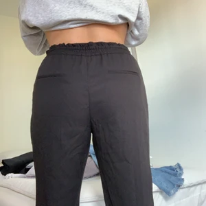 Kostymbyxor från Zara - Sköna kostymbyxor från zara i storlek L, små i storleken som Zara brukar vara haha. Går att justera midjan med att knyta dem. Lagom långa för mig som är 162cm. Köparen står för frakten!🌟