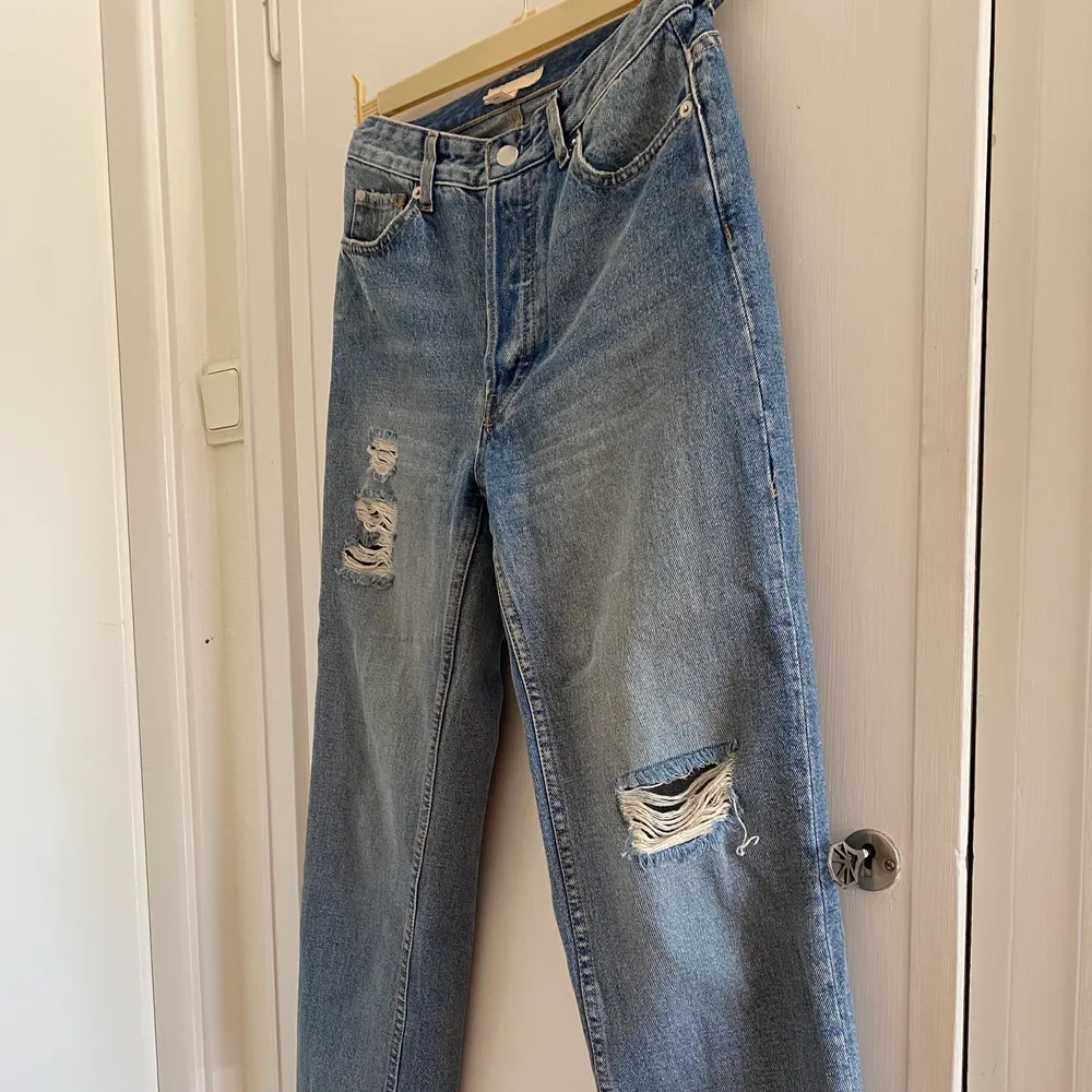 Ett par raka (inte tajta) jeans från H&M. Riktigt snygga till allt och passar mig i längden som är 160cm. Knappt använda.. Jeans & Byxor.