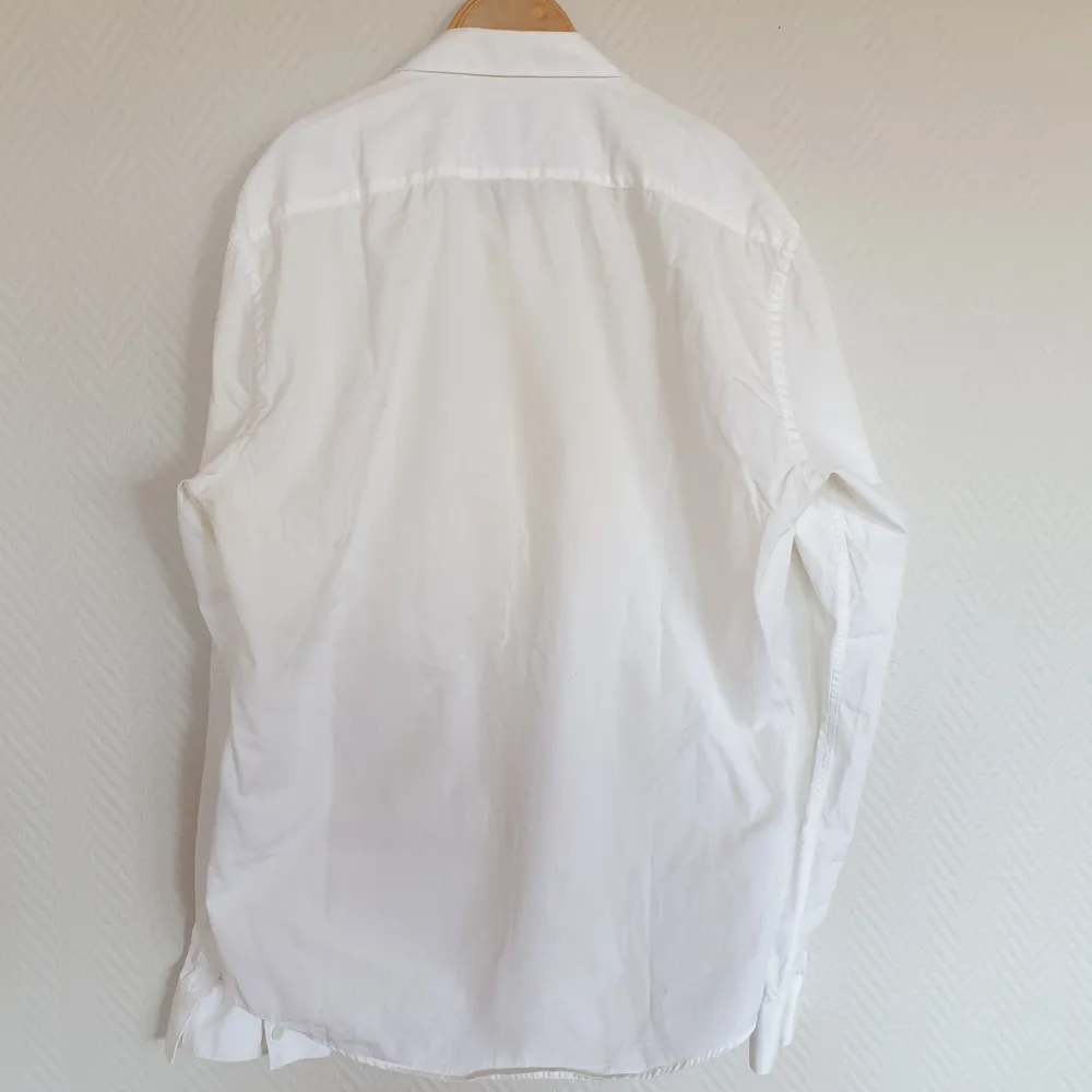 Vit skjorta från Acne. Storlek 50 (skulle säga att det är S). Frakt ingår i priset. Skjortor.