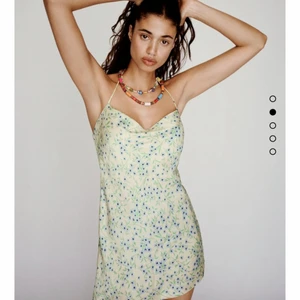 Zara klänning - Säljer min precis helt nyköpta klänning från zara som jag klumpigt nog krympte lite i tvätten från strl M till en S/XS så nu är den för liten.. KÖP DIREKT FÖR 250 + frakt, eller budgivning från 100kr (vinst av budgivning = måste köpa)