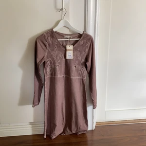 cream klänning S - fin vintage klänning! aldrig använd och i bra skick!! storlek s, 300 kr inklusive frakt!✨