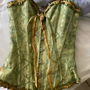 Korsett - Grön snygg korsett i storleken XL väldigt snygg lite mindre i storleken så passar nog egentligen mellan storlekarna M - L