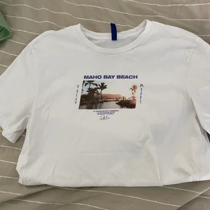 Tshirt - Lite oversized, använd fåtal gånger, frakt tillkommer elr möts i linköping