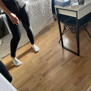 Fina jeans svarta med lite hål på som ska vara där  - Ganska använda men i bra skick 