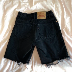 Vintage Levi’s jeansshorts  - BUDA I KOMMENTARERNA ELLER PRIVAT TILL MIG! (lånad andra bild) Ett par supersnygga svarta jeansshorts från Levi’s, precis sådär vintage och fransiga som man vill ha dom! Tyvärr för små för mig, storlek ca XS/S. KÖP DIREKT FÖR 500kr🥰