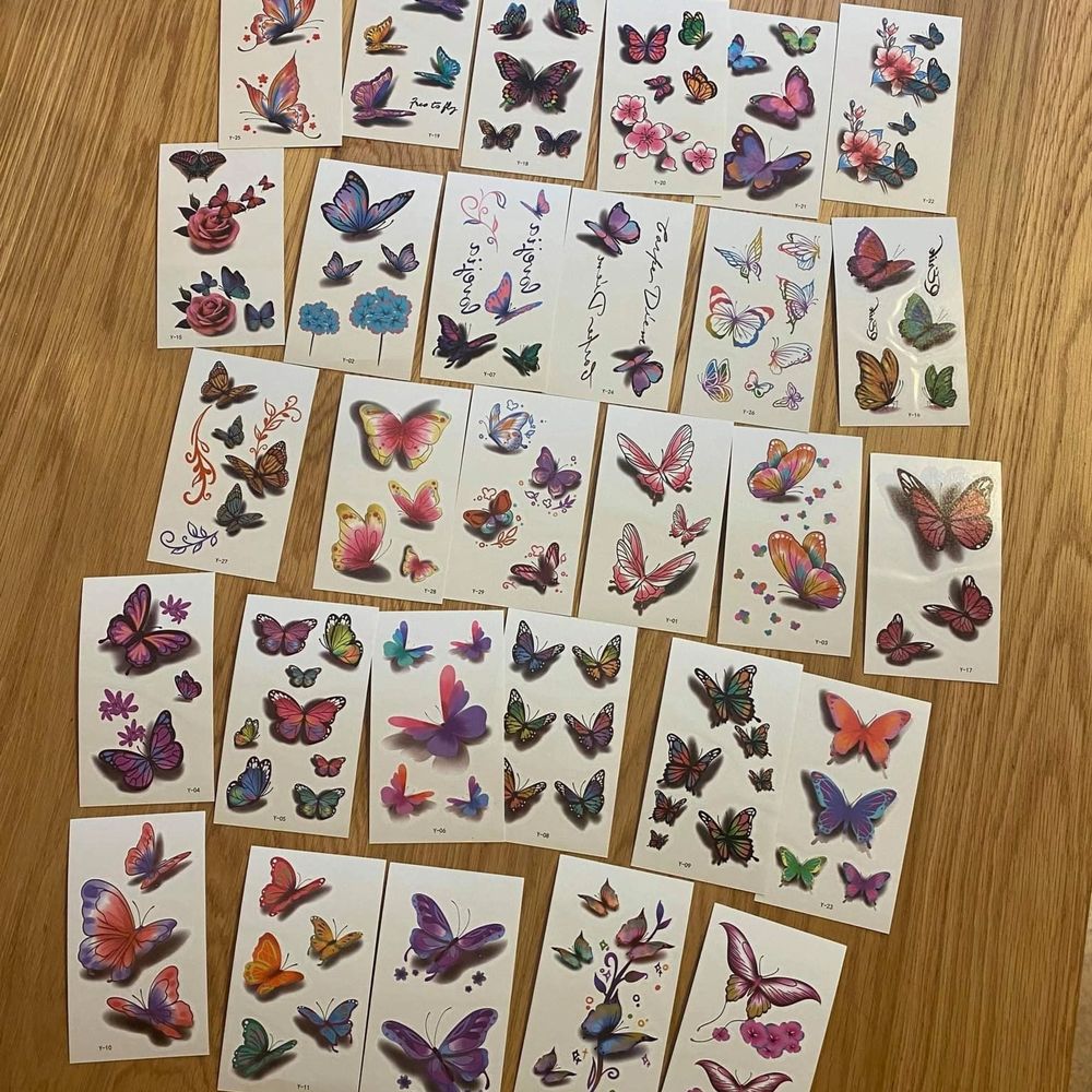 Köpte ett storpack med gnuggis-tattoos, men kommer ej anvĂ€nda alla. SĂ€ljer för 5:- st. đŠâš Superfina till festen eller inför sommaren. TemporĂ€ra tatueringar som skrubbas bort i duschen. HĂ„ller fint i 24h đ Ringa in de ni vill ha, vi har instruktioner pĂ„ bild đ. Accessoarer.