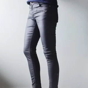 Svarta byxor i nyskick - Svarta byxor med dragkedja nere vid anklarna. Som nya i storlek 27. Passar en small/ liten medium. 