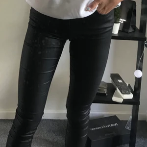 Läderbyxor  - Jättesnygga läderbyxor ifrån Vero Moda. Bara använda några fåtal gånger så dom är i väldigt fint skick 