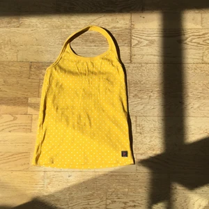Supper fint gul oppen rygg topp  - I mycket bra skick och passar xs- s.finns fler bilder 
