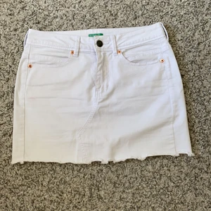 Vit fin jeans-sommarkjol  - Vit jeanskjol köpt i Barcelona 2 år sedan. Bra skick och endast använd ett fåtal gånger. Kommer från Benetton,  kroppsnära passform. Orginalpris 399 kr 🌸🌸⚡️🤍 frakt ingår ej