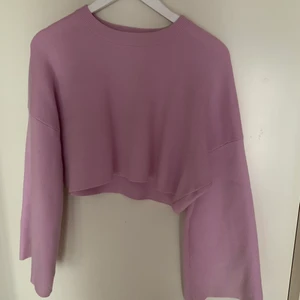 Lila stickad croppad tröja - En ljus-/pastelllila stickad tröja från Zara. Köpt för flera år sedan men i fint skick! Kommer tyvärr inte till användning längre. Köparen står för frakt ☺️