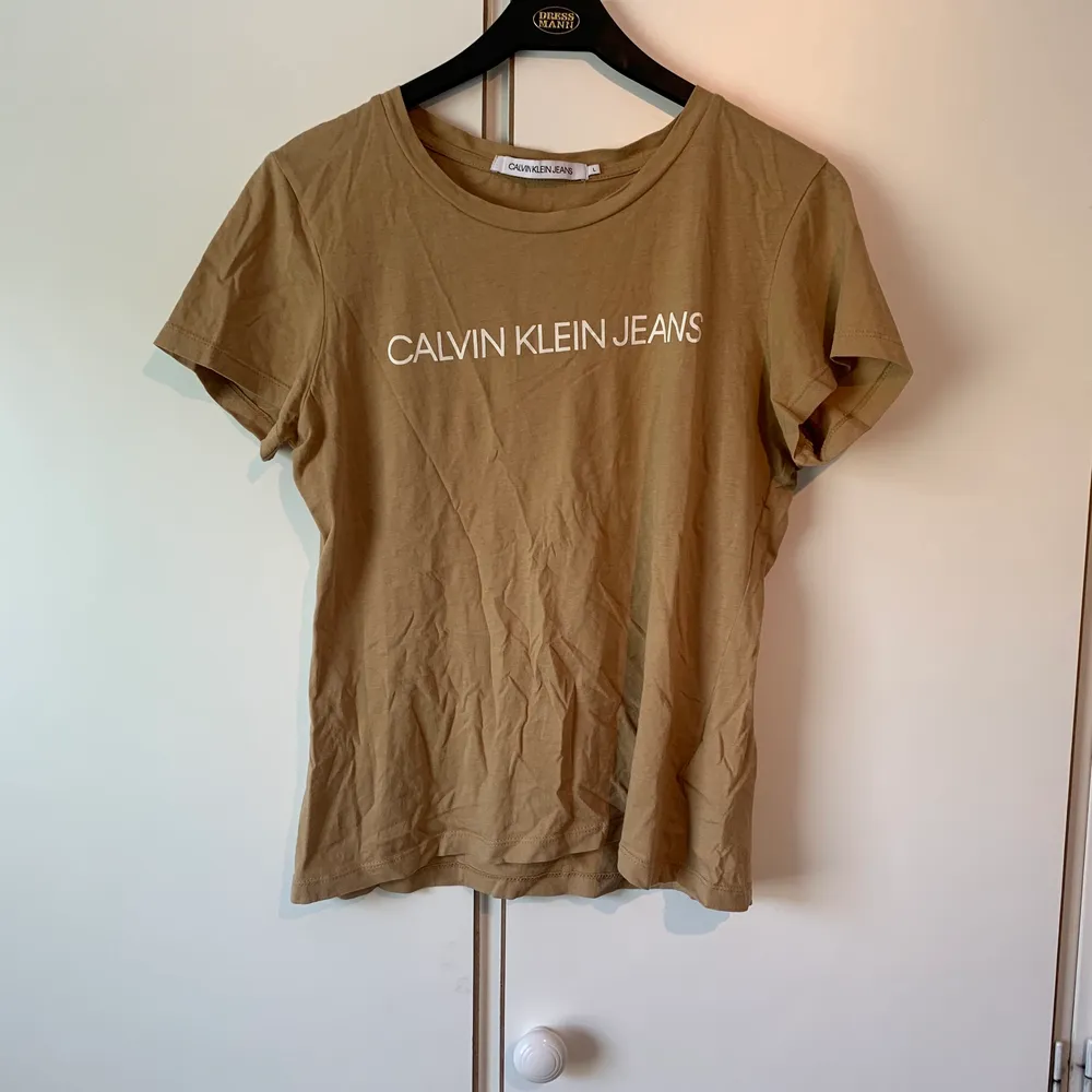 Nu säljer min CK t-shirt köpt förra året. Jätteskön o snygg beige färg. Strl L . T-shirts.