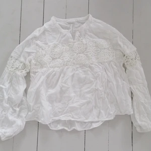 Vit blus - Vit superfin tunn blus med fint blommönster! Perfekt till sommaren! ✨