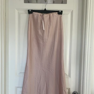 Satin midi kjol - Ljusrosa midi kjol i satin, aldrig använd prislapp kvar. Frakt tillkommer 