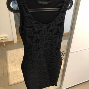 Svart klänning  - Svart klänning, figursydd 