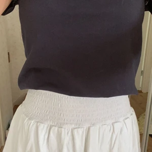 Vit volangkjol - Jättefin volangkjol i stl small ifrån Svea💓💓💓 Köpare betalar för frakten🙈🙈