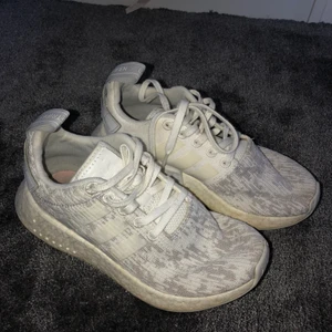 Sommarsneakers  - Snygga addidas boost som nästan ser helt nya ut. Sulan är lite gul men det är väl den enda tydliga effekten