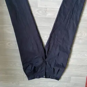 Ett par marinblåa Kostymbyxor från sent 80-tal, nästan oanvända. Inga skavanker elle fläckar. Kommer med slits på sidan 