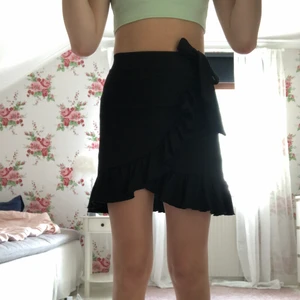 Kjol  - Säljer denna fina kjolen som blivit förlusten för mig tyvärr. Stolek XS. 