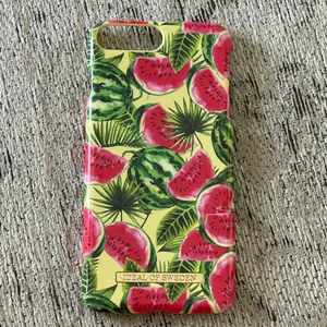 iDeal of Sweden - Skalet är ifrån iDeal of Sweden och är i ett väldigt bra skick. Det har ett jätte fint somrigt print, med vatten meloner. Köpte skalet för 399kr