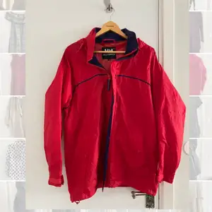 Selling a Helly Hansen red jacket, in excellent condiition❤️