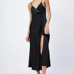 Klänning från zara - Kollar intresset på denna fina klänning från zara! Helt ny, aldrig använd❤️ enkel o sval klänning till sommaren!