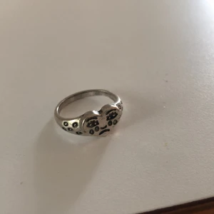 Ring - Säljer denna ring, helt oandvänd. Kan mötas eller frakta💕 minns inte vart jag köpte