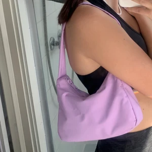 Handväska  - Rosa/lila väska från Gina💕💜  nypris 250kr