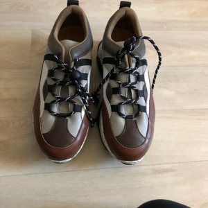 Munthe Chunky nya sneakers storlek 38 - Väldigt sköna och bekväma sneakers från Munthe märket, aldrig använda för de är inte riktigt min stil fick som födelsedagspresent.