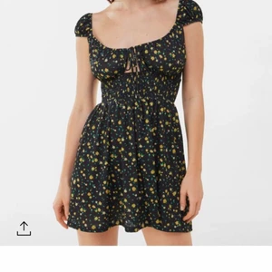 klänning  - Säljer denna fina klänning från Bershka, i stl XS för 150 kr!✨ skriv för bilder hur den sitter på:) 