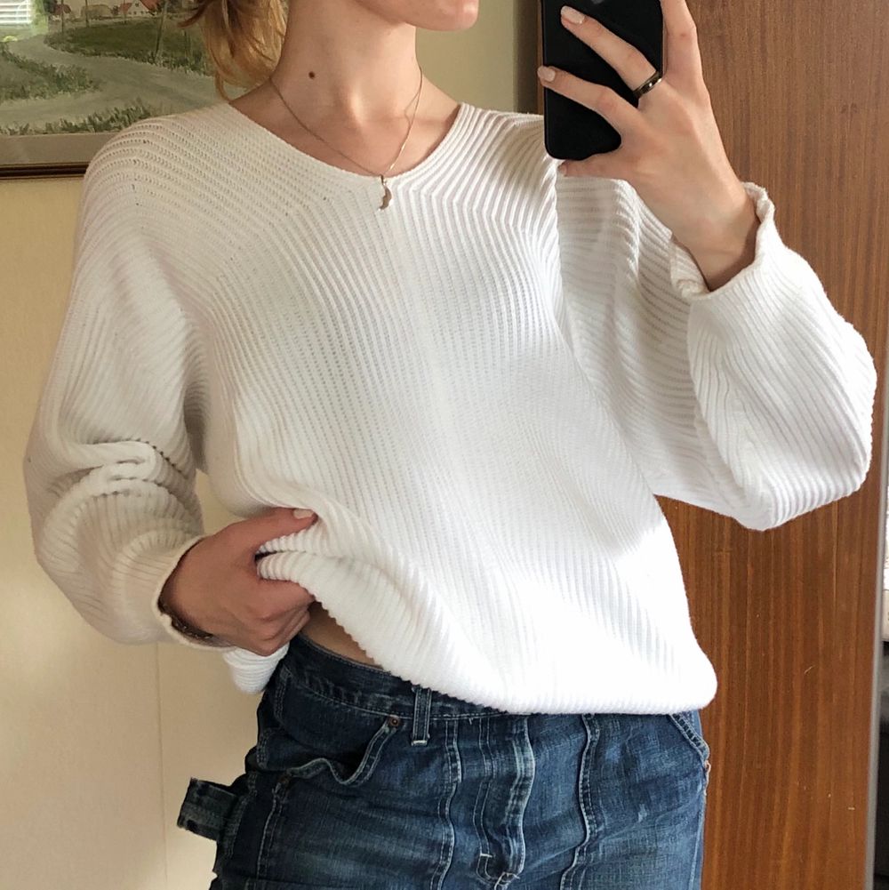 Kritvit stickad tröja från Filippa K!😍 Köpt för två år sedan second hand för 400kr, men har knappt använt den. Underbart skick, Inga fläckar! Möts upp i Stockholm C (kan ev skickas vid önskemål) Skriv vid intresse!🥰🥳. Stickat.