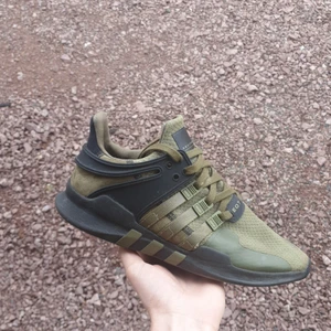 Adidas EQT Olive cargo stl 42 ²/³ - Adidas EQT i storlek 42 ²/³. Använda men i väldigt bra skick förutom en lite skråma på vänster fot (se bild 3)